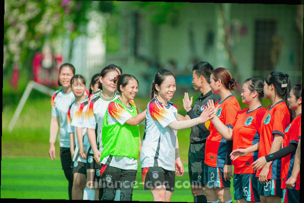 当季英超积分榜走势折线图，绿色代表榜首，蓝色代表追赶球队